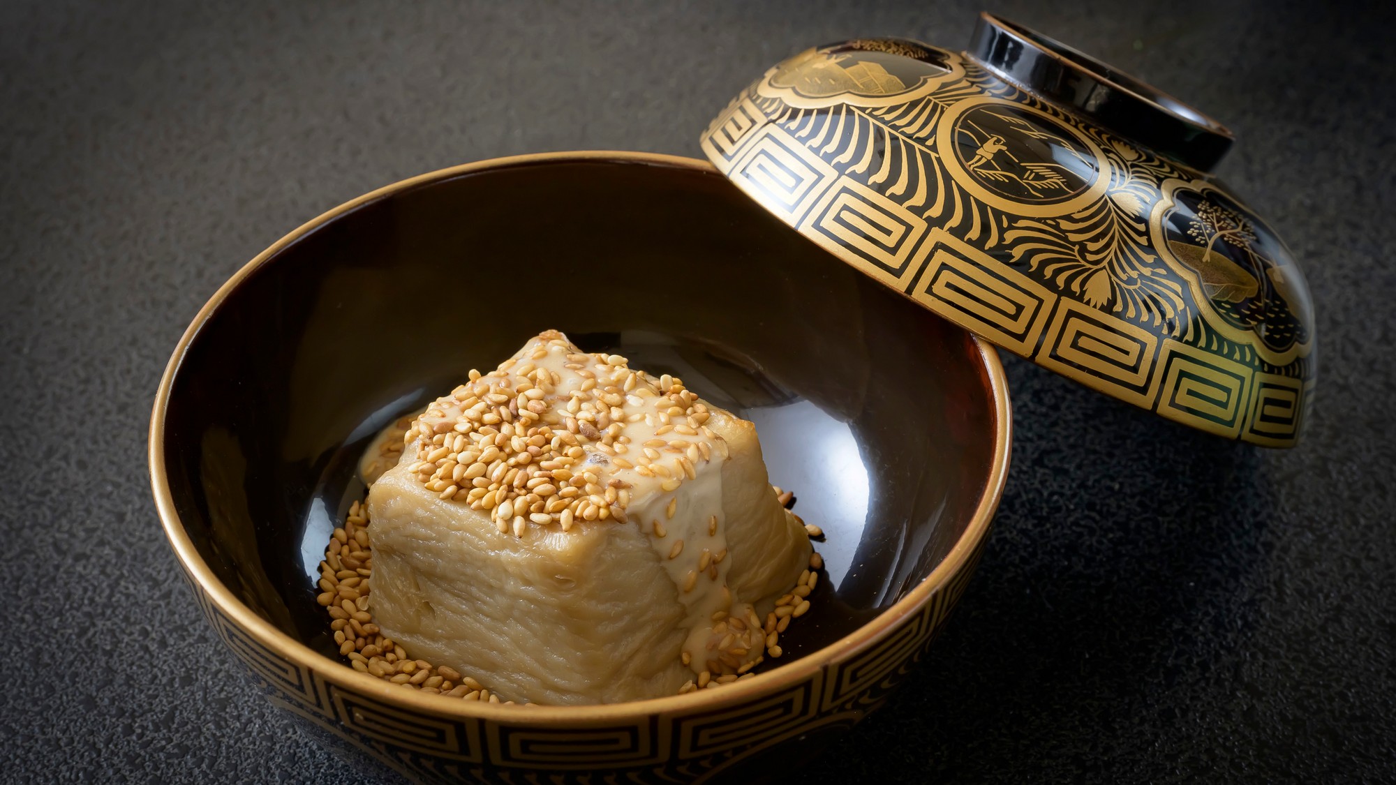「焼き胡麻豆腐」自家製の手作り胡麻ソースがかかった、料理長自慢の一品です。