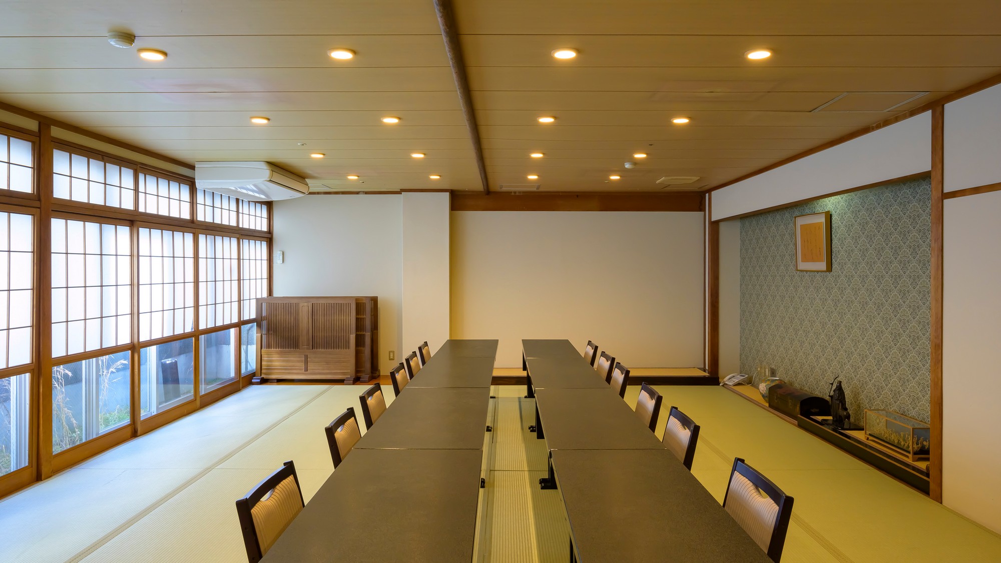 【宴会場　月光】40名様までご利用いただけます。人数に応じて堀こたつまたは畳に変更可能です