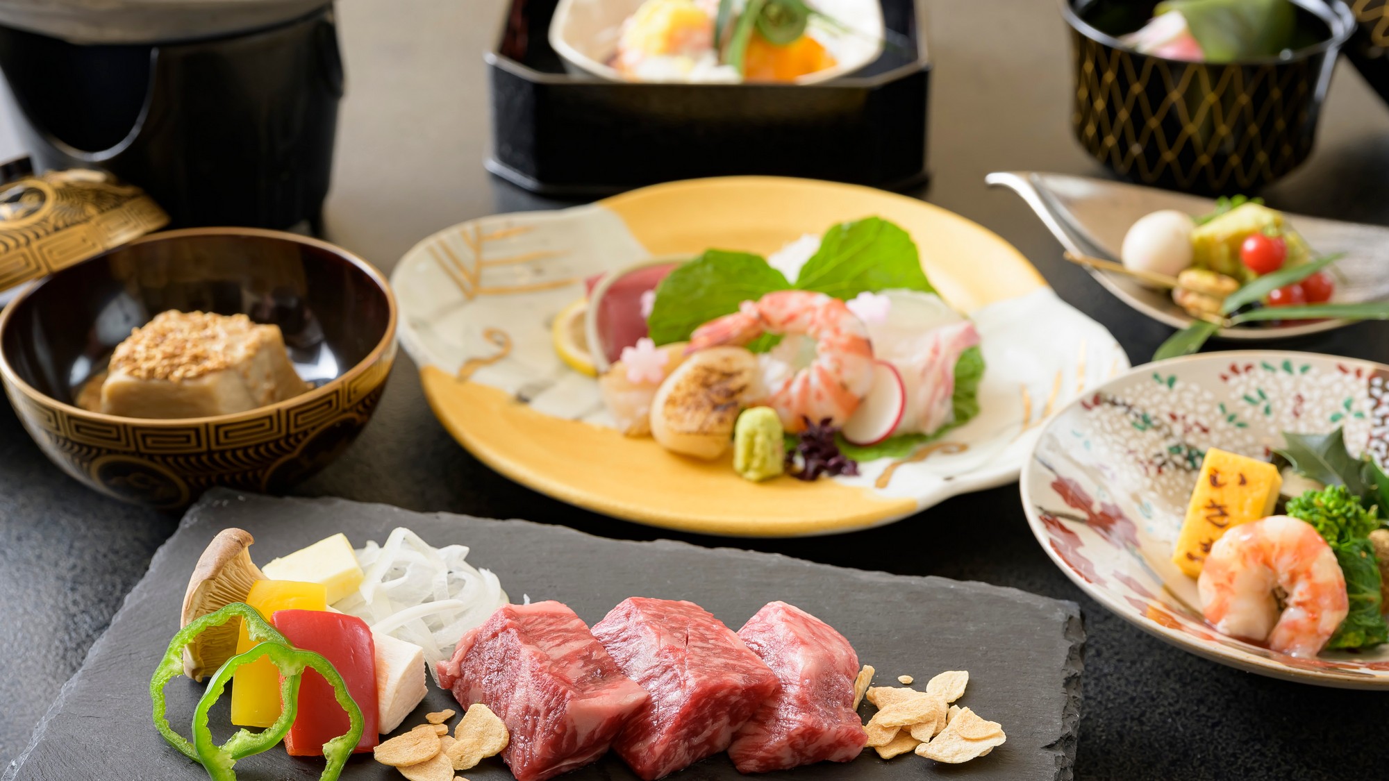 【花会席】旬の食材とご当地ブランド神戸ビーフが堪能できる季節の会席です。