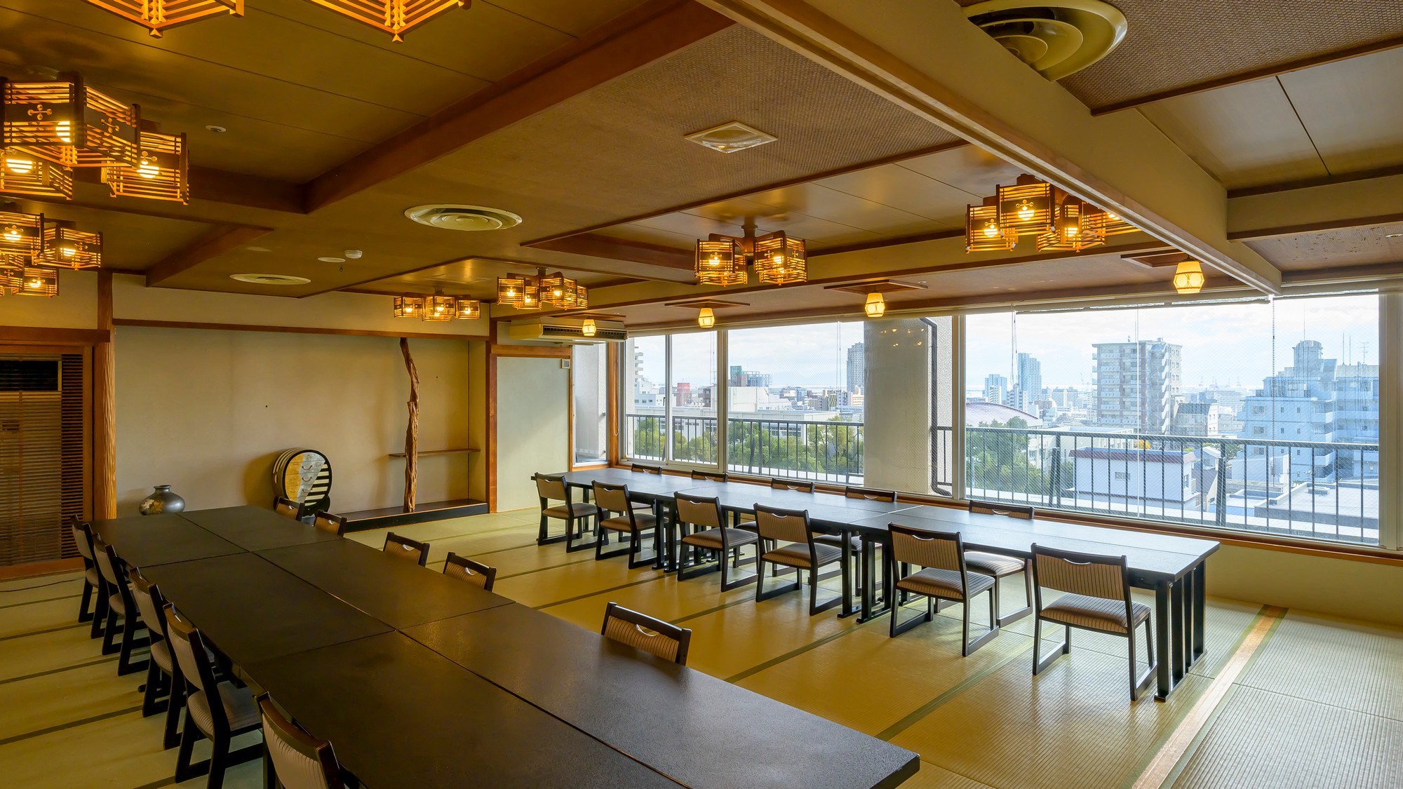 【宴会場　千景】最大70名様までご利用いただけます。神戸市内で唯一景色を眺めることができる宴会場です
