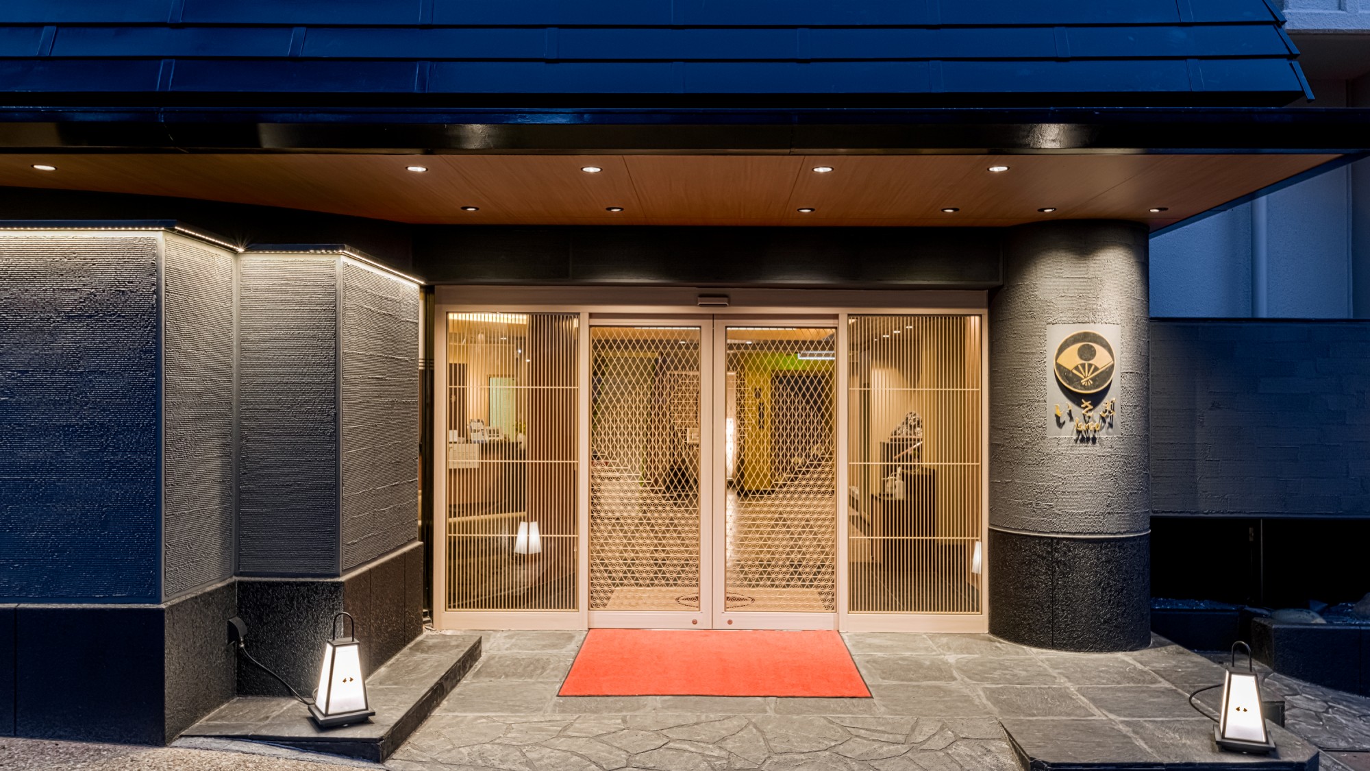 【外観】外壁に左官・扉に組子細工という日本の伝統工芸を施した外観。