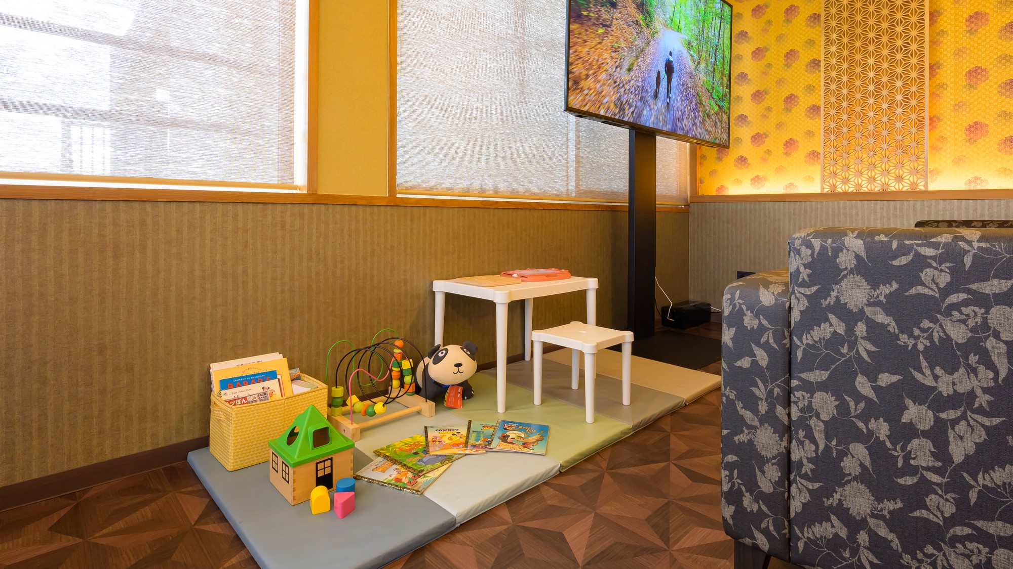 【ラウンジ】キッズスペースもございます。お子様のすぐ近くでドリンクやお菓子をお召し上がりください