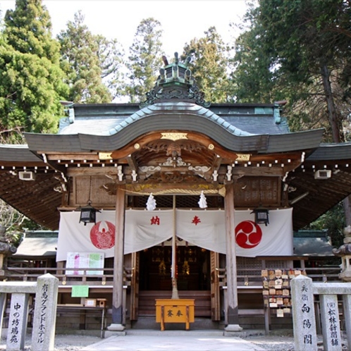 ●湯泉神社　有馬の守護神として、また子宝の神様として親しまれている、由緒ある神社です（徒歩10分）