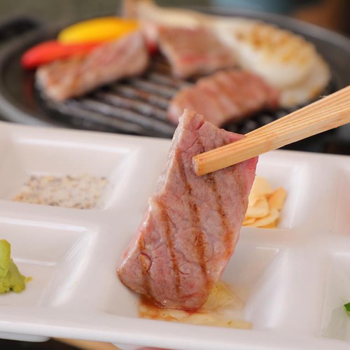 神戸牛ステーキはいろいろな薬味で楽しめる