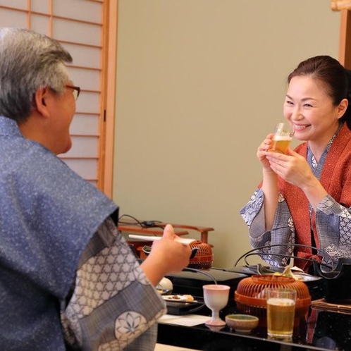 おいしい食事とお酒で会話も弾みます