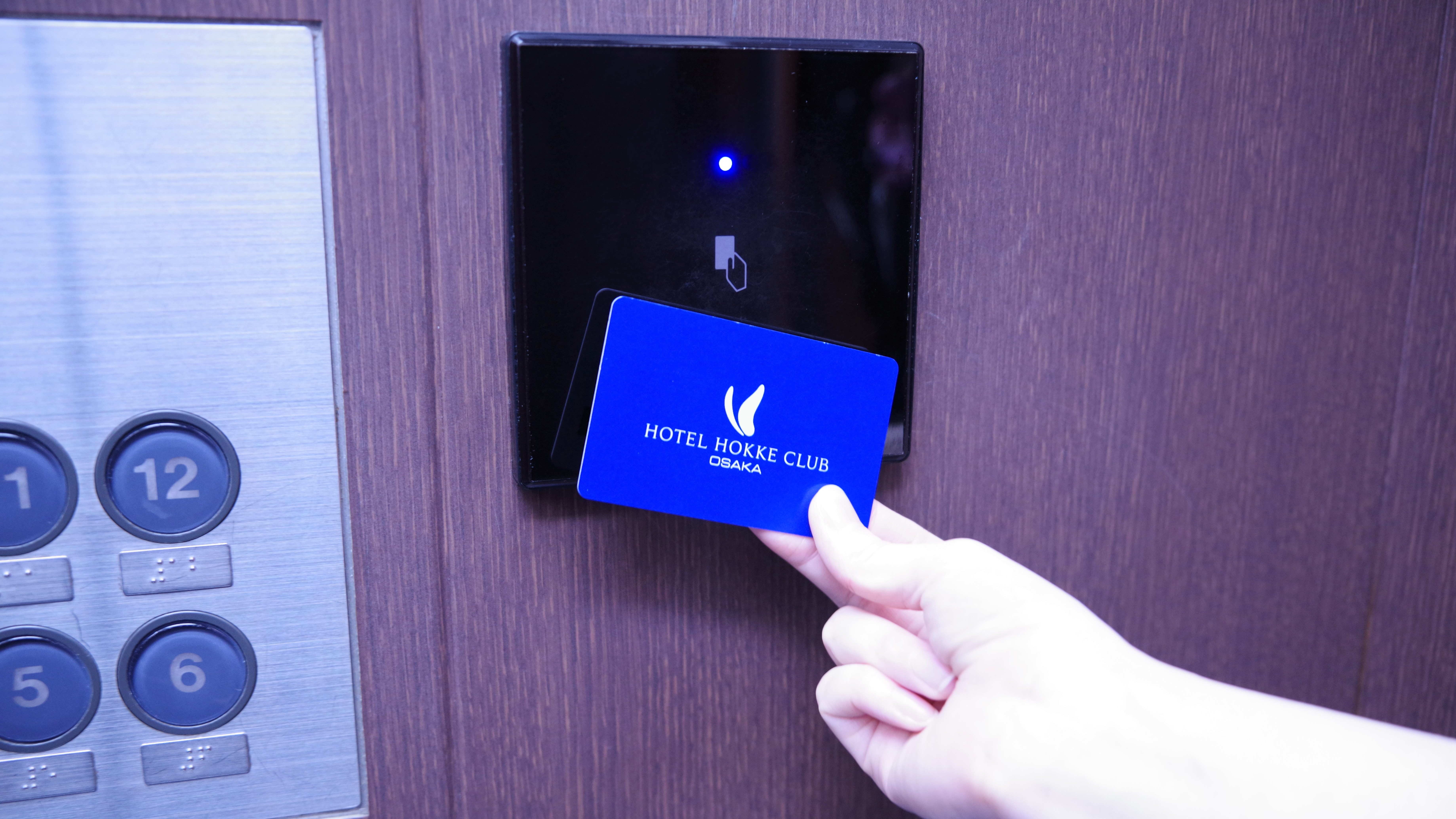 ●エレベーター内●　エレベーターご利用時はセンサーにカードキーをかざしてご利用くださいませ。