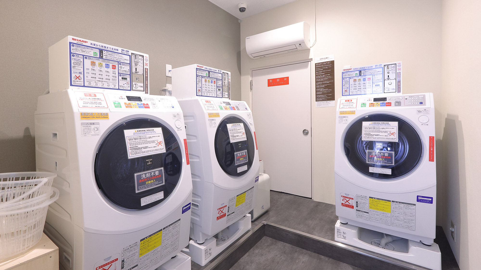 【1F　ランドリーコーナー】1Fロビー奥にランドリーコーナーが設置されました。お部屋のTVで空き状況