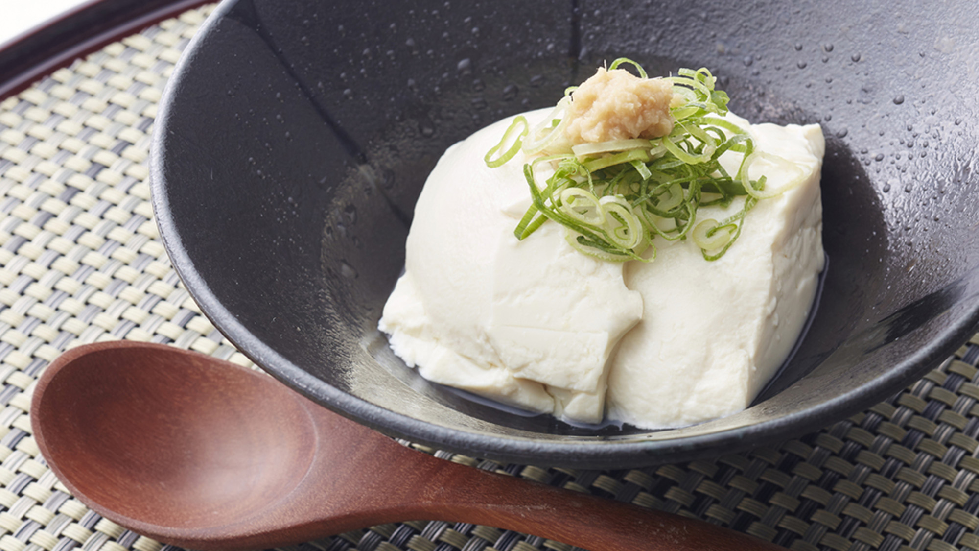 手作り豆腐 早朝仕込みの出来立ての手作り豆腐。北海道産のコクのあるまろやかな豆乳を使用した一品です。