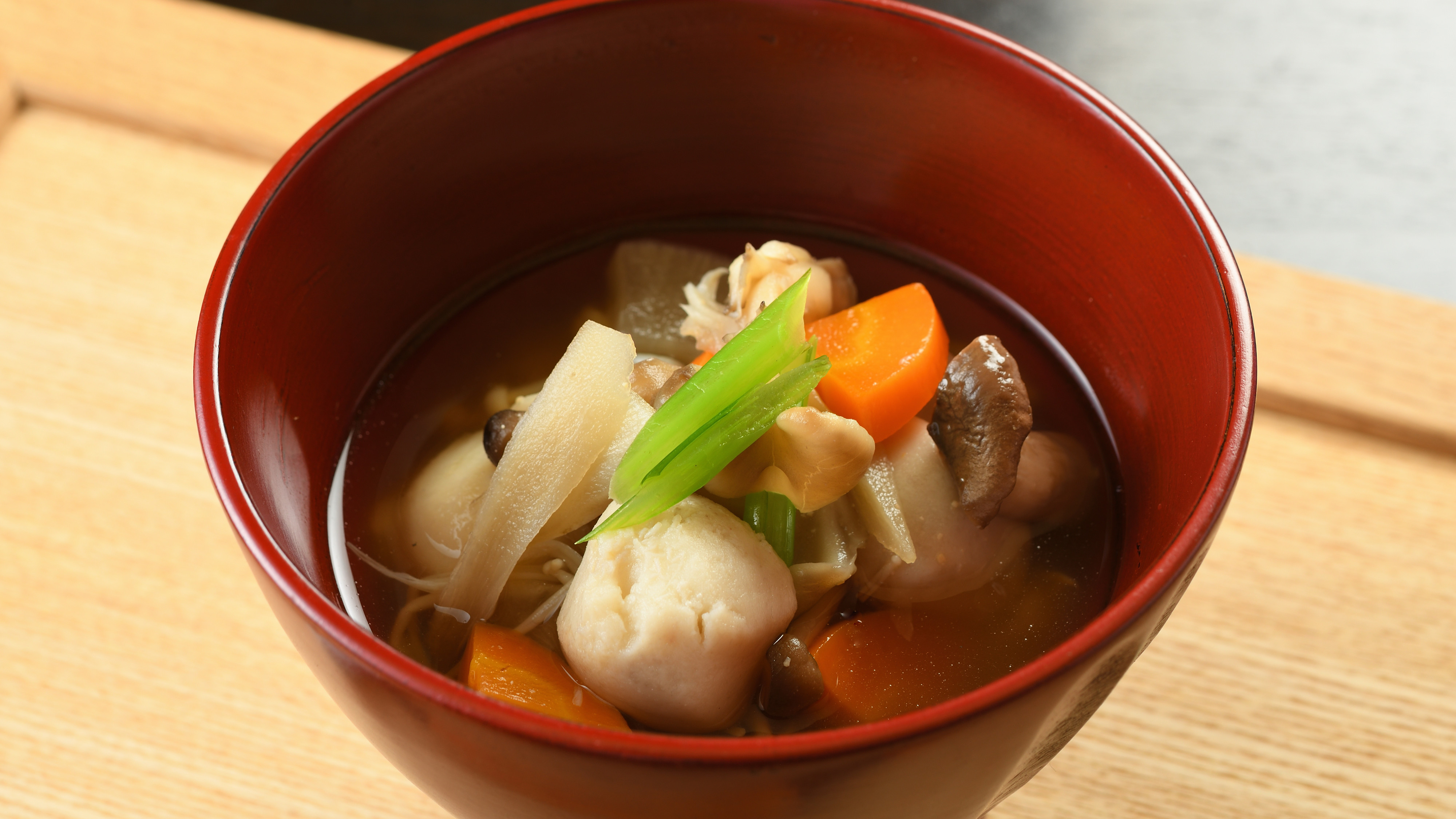 ご朝食-具だくさんな味噌汁イメージ