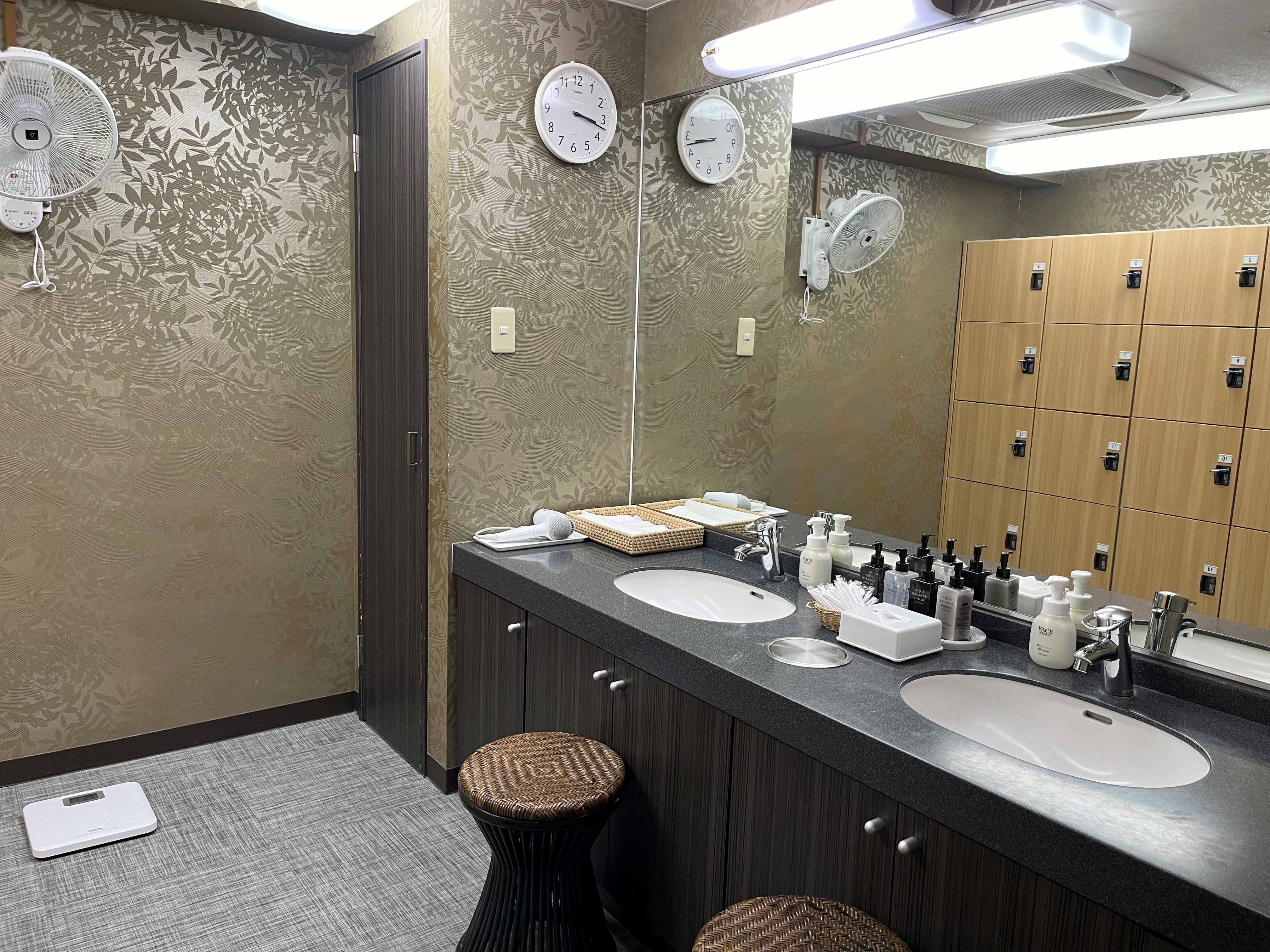 男性浴場脱衣場