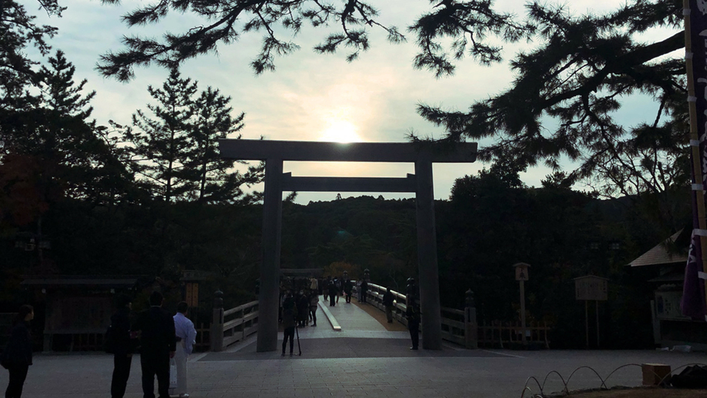 【早朝参拝・朝粥】内宮前まで≪ご案内≫朝５時から朔日詣（ついたちもうで）伊勢海老・鮑・松阪牛の朝粥付