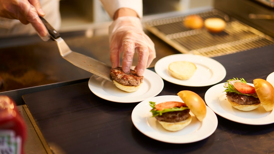 うれしい朝食の実演コーナー(自家製ビーフバーガーは目の前でお作りします)