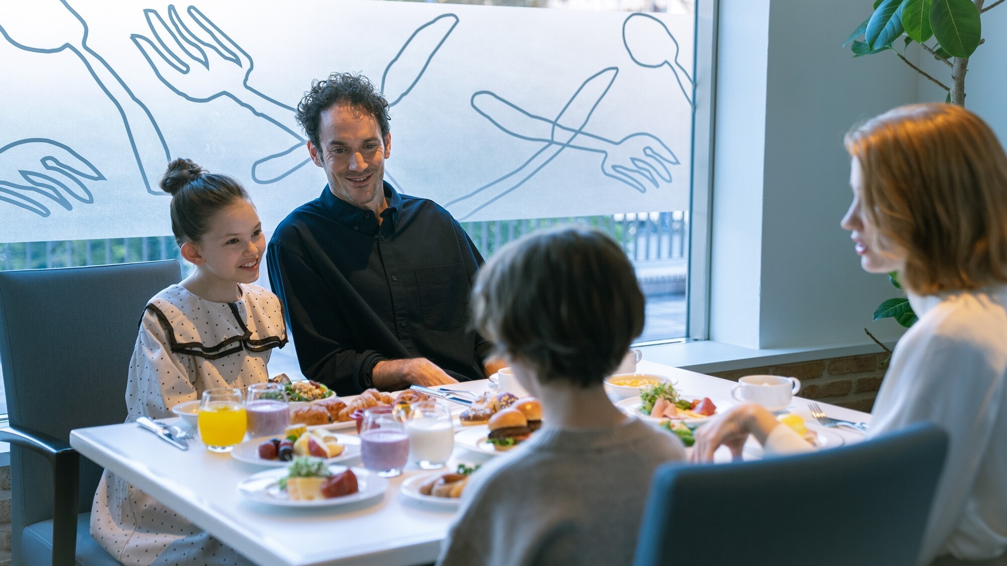 柔らかな光が差し込む明るい店内で、素敵な朝のひとときを