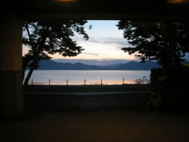 夕暮れ時の田沢湖