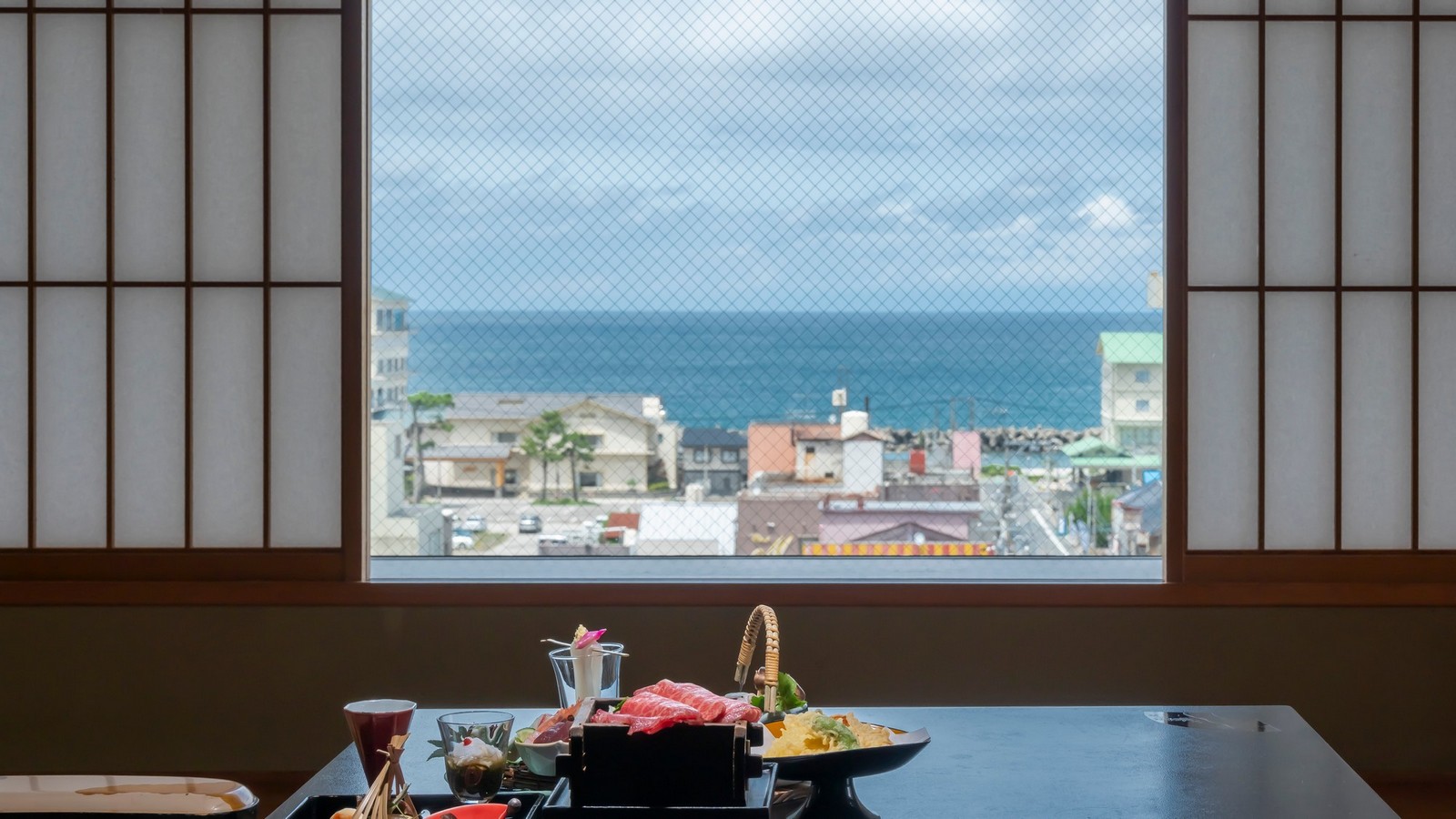 日本海を眺める個室でお食事をお楽しみいただけます（個室食プラン限定）