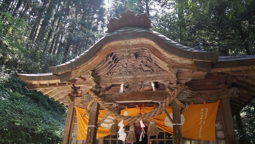 金持神社。「金持」という縁起の良い地名は全国でここだけで、商売繁盛や金運を求め多くの人が訪れます。