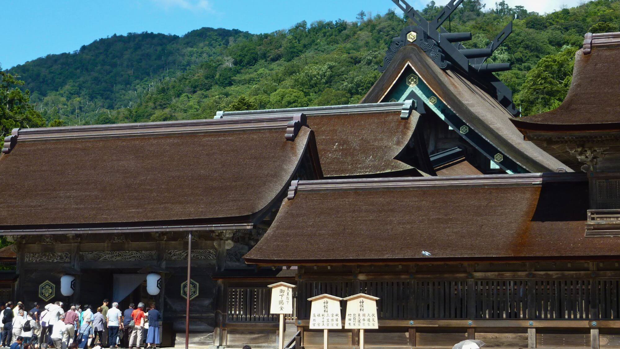 当館よりお車で約1時間半。縁結びの聖地、出雲大社へ。荘厳な雰囲気をぜひ。