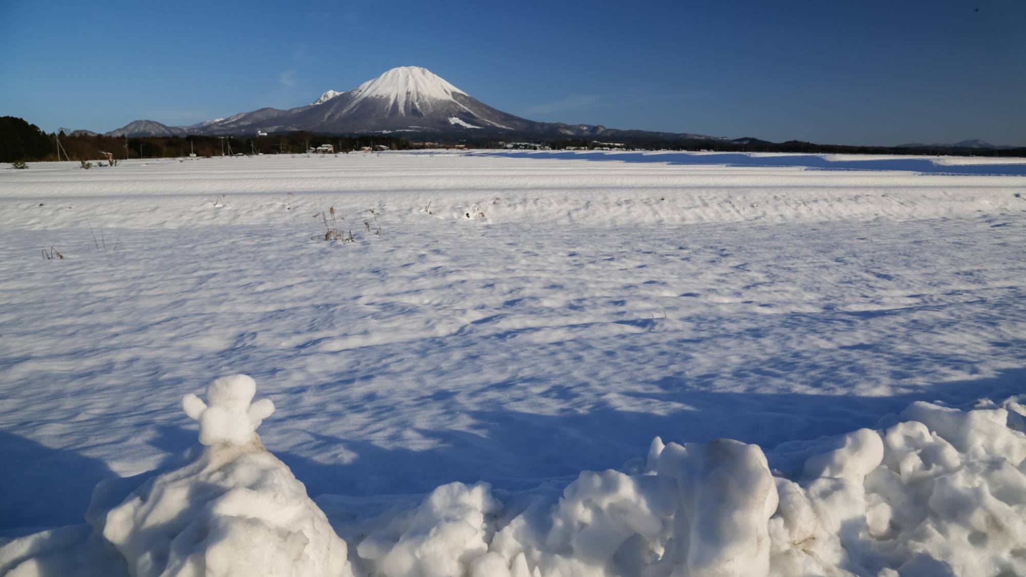 【植田正治写真美術館】から見る、雪化粧の大山