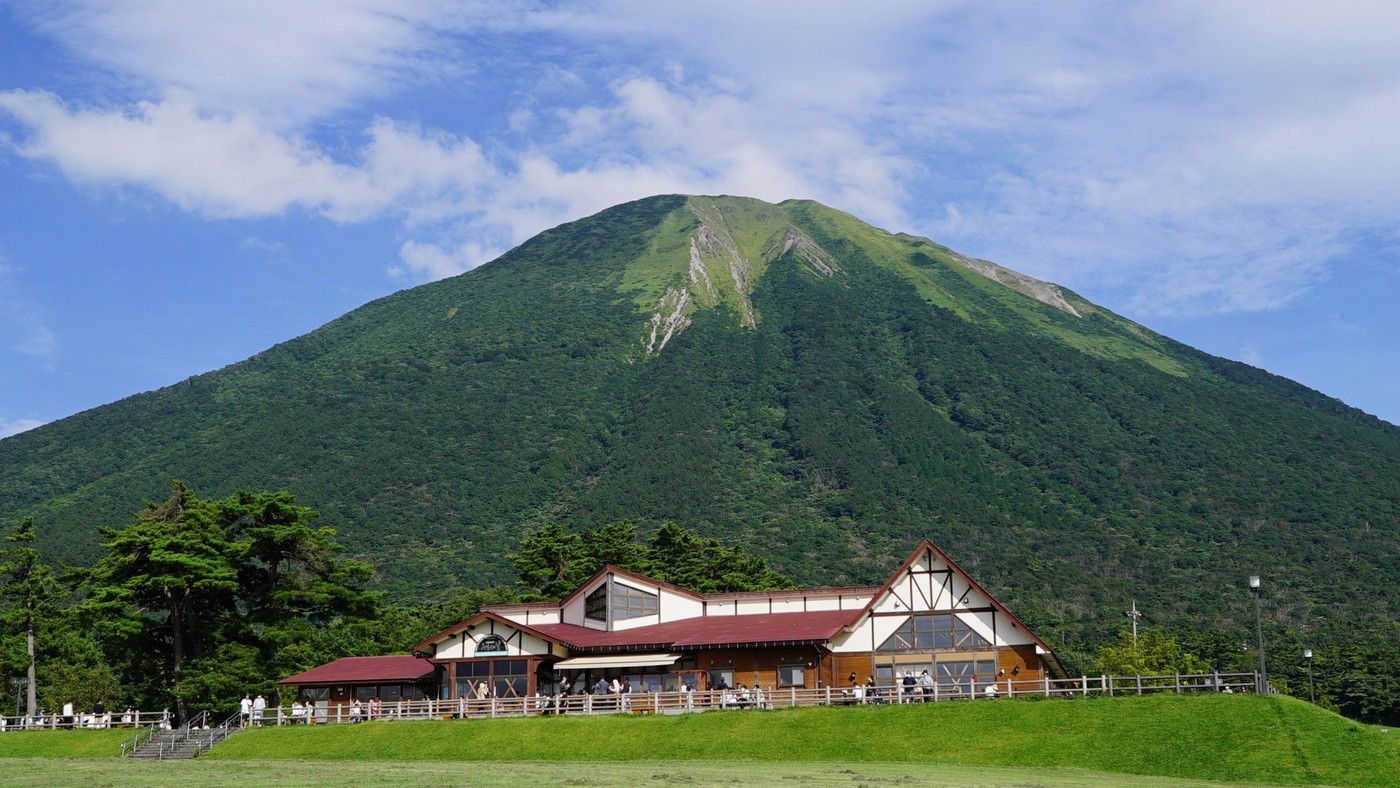 大山は、「日本名峰ランキング」でベスト3に選ばれたこともある、鳥取県が誇る自然遺産です。