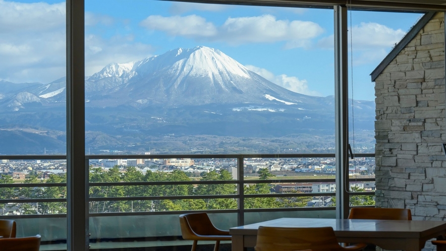 悠々とした大山を眺めながらご朝食をお召し上がりください。