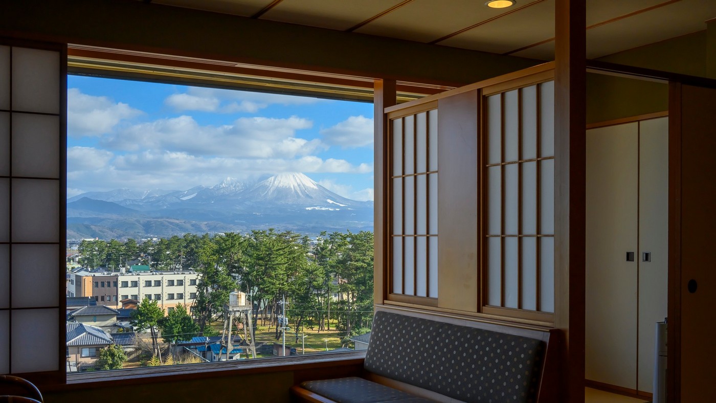 【東館10畳和室】お部屋からは秀峰大山を眺めることができます