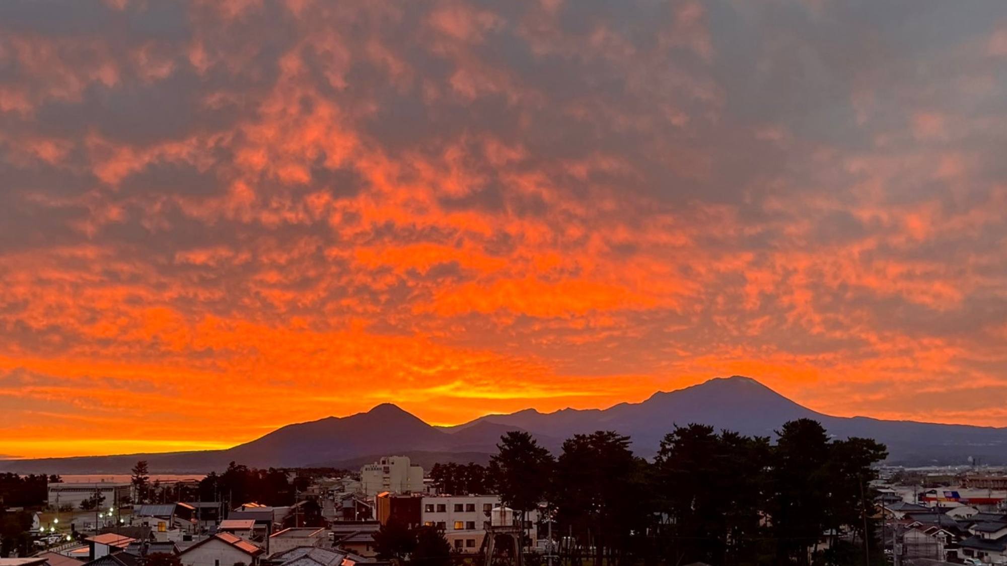 伯耆富士（ほうきふじ）とも称される大山の美しい朝焼け