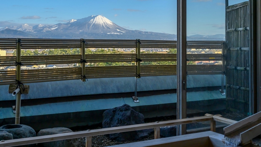 【貴賓室】展望露天風呂に浸かりながら秀峰大山を望むことができます※温泉ではありません