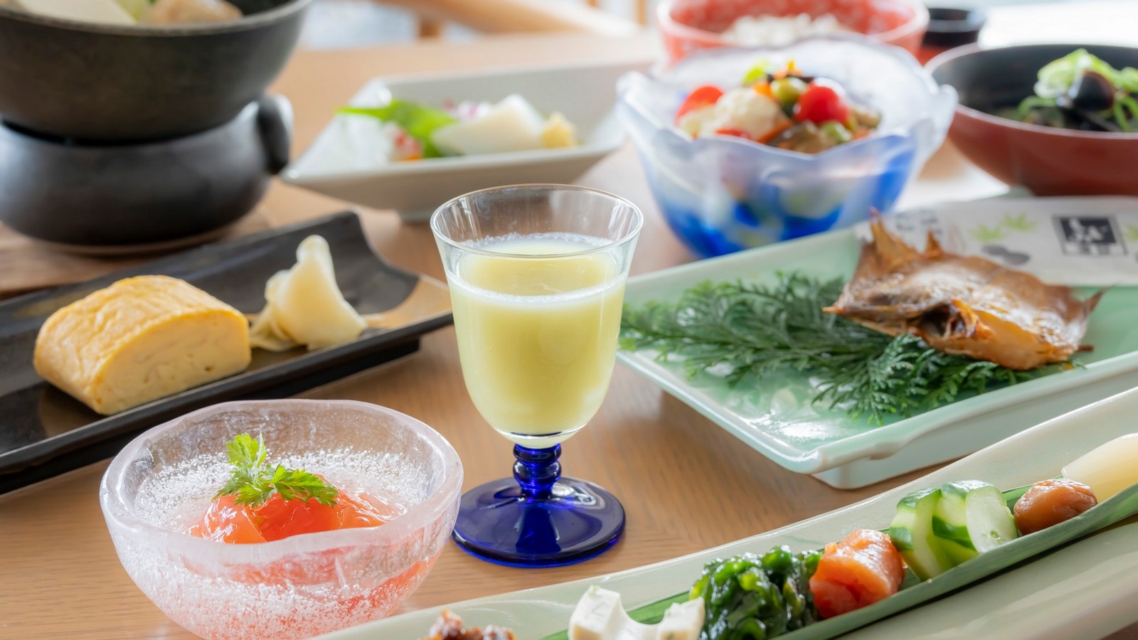 【朝食一例】鳥取県産コシヒカリや地元の素材を使った季節の味噌汁など朝からしっかりお召し上がりください