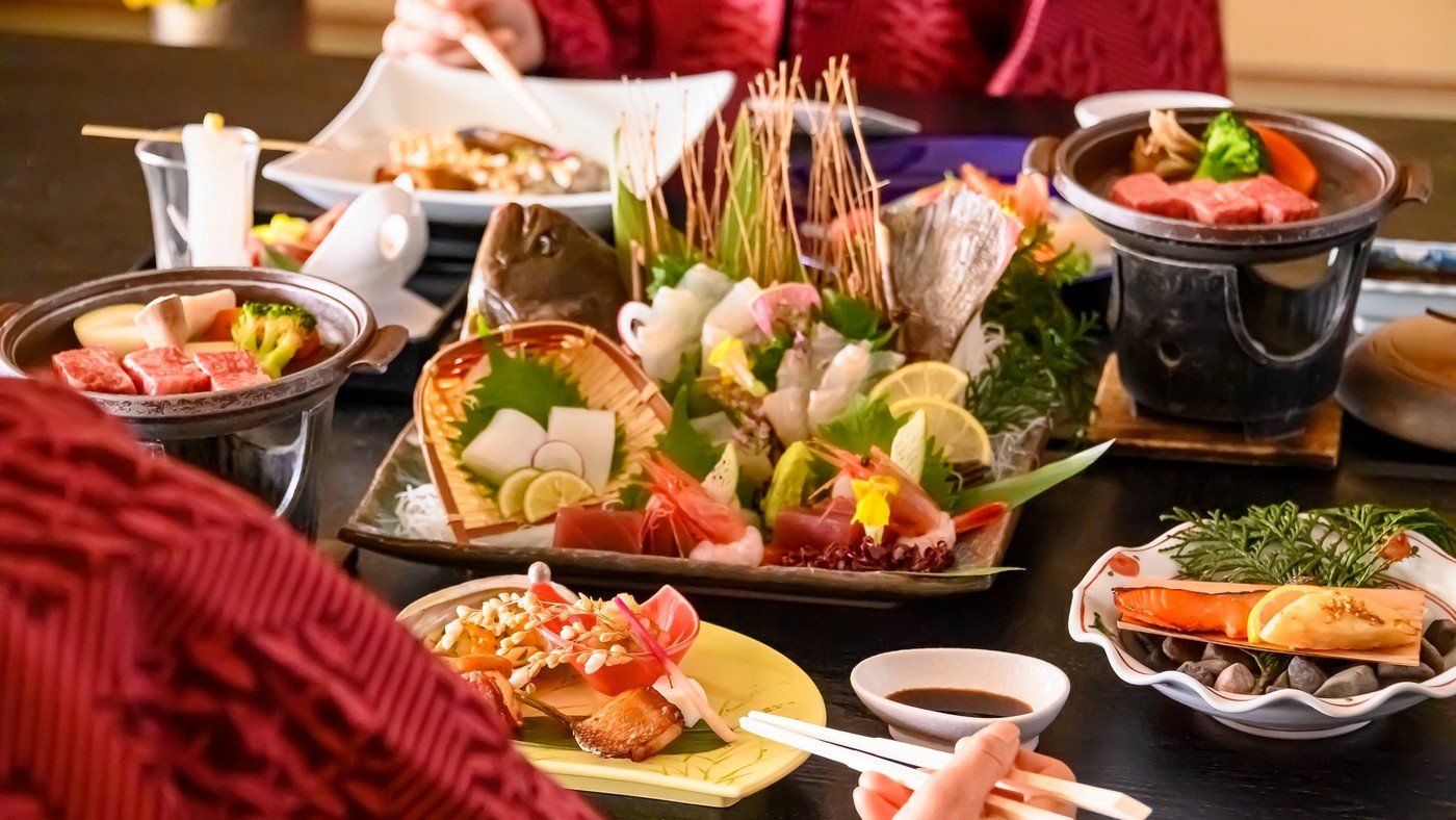 日本海の海の幸、鳥取の旬の味覚をふんだんに使用した会席料理をご堪能ください。