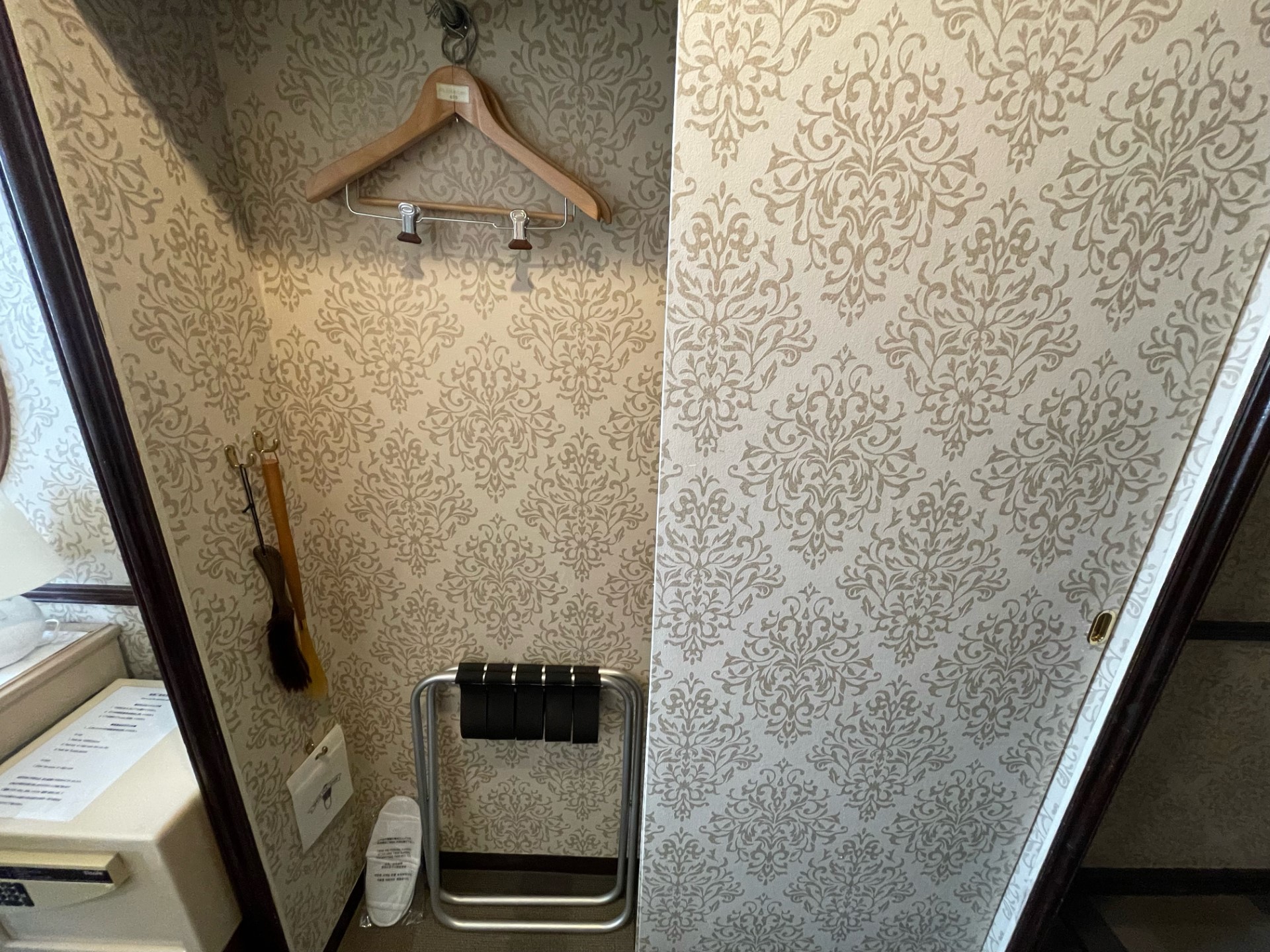 【スリッパ・ハンガー・靴ベラ・ほこり取り】