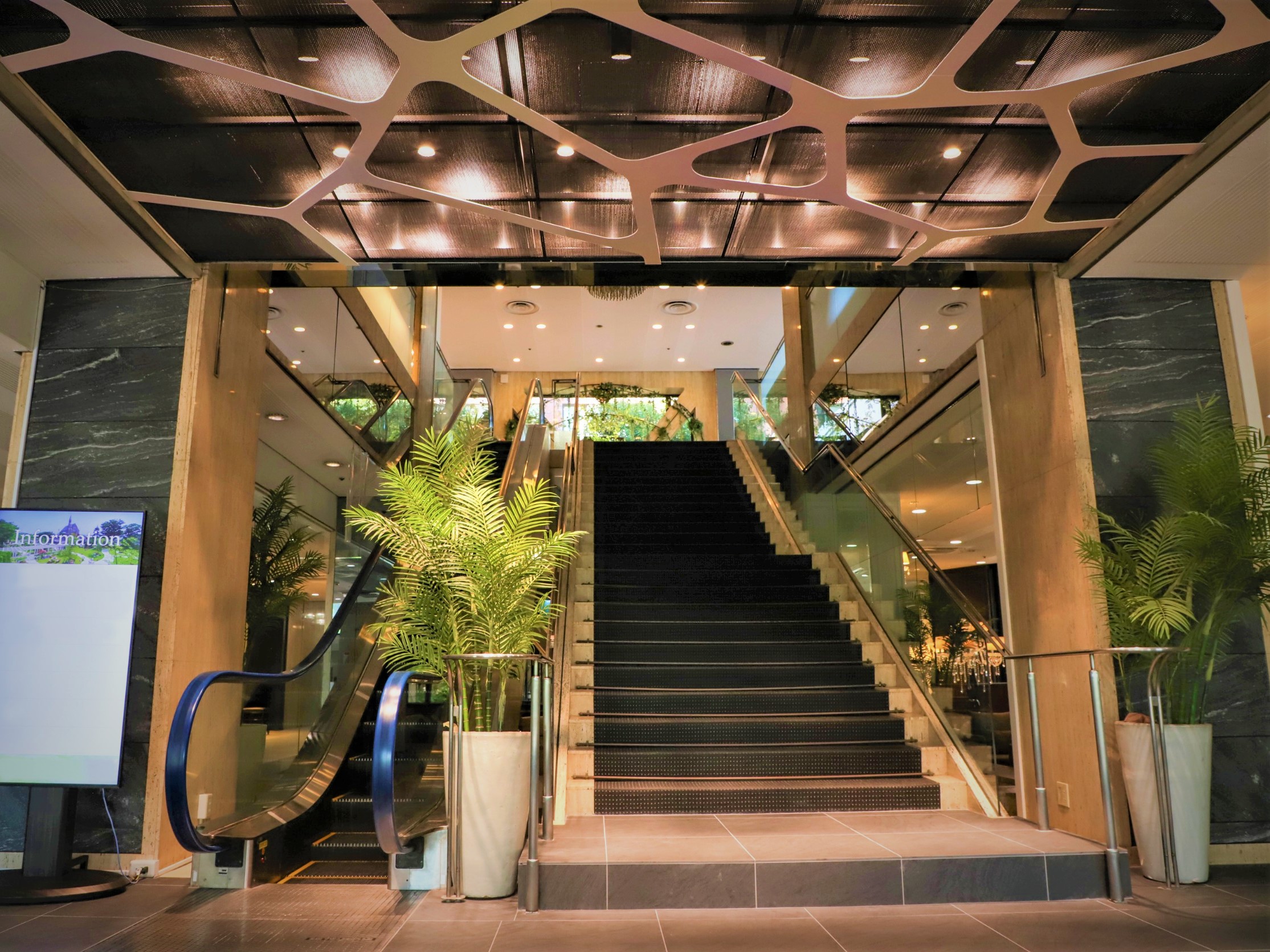 【ホテル正面玄関入口】