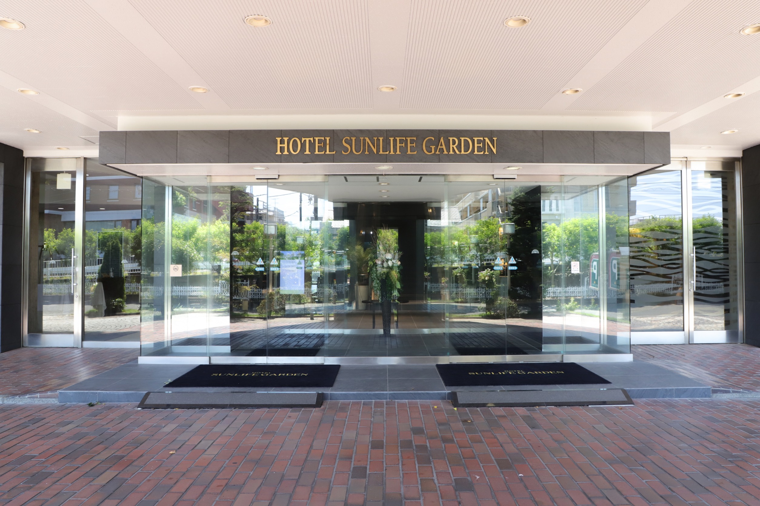 【ホテル正面玄関】