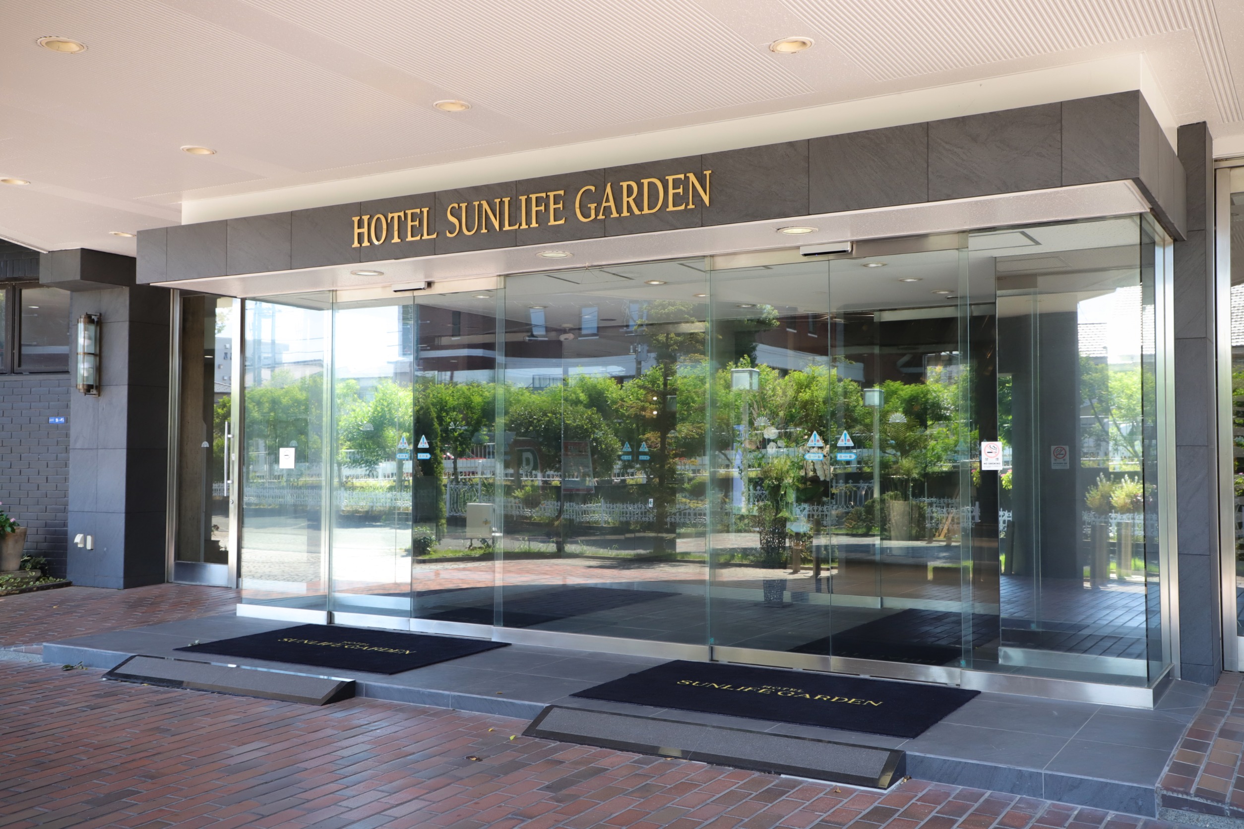 【ホテル正面玄関】