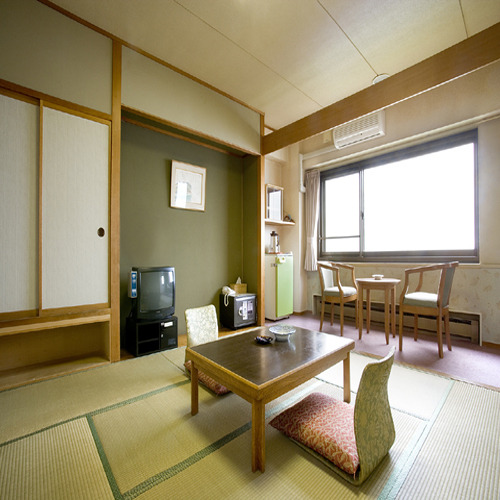 Kamar bergaya Jepang (dengan bak mandi dan toilet) Gedung Barat