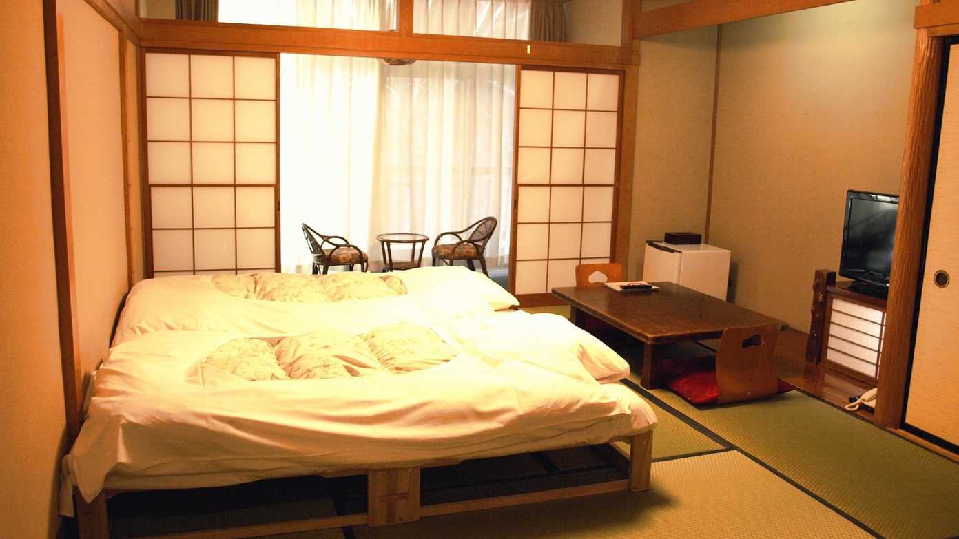 *東館和室・ツインベッド/畳の上にベッドを設置しており、すぐに横になって寛ぐことができます。 