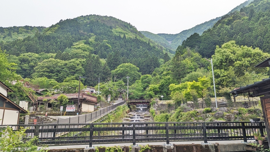 *寸又峡の風景/自然に囲まれた寸又峡温泉は、夏期は新緑が、秋は紅葉が色づきます。