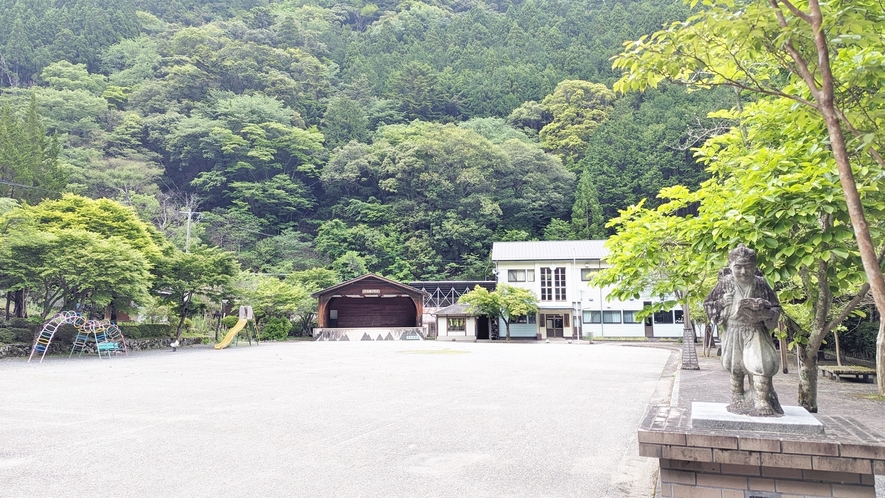 *寸又峡の風景/「大間小学校」廃校になっても校舎は残り、公民館として使われています。