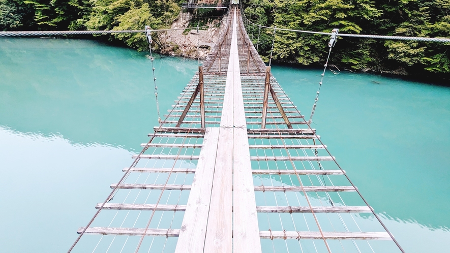 *夢の吊り橋/長い橋は思った以上に揺れますが、眼下に広がるブルーの湖は一見の価値あり。