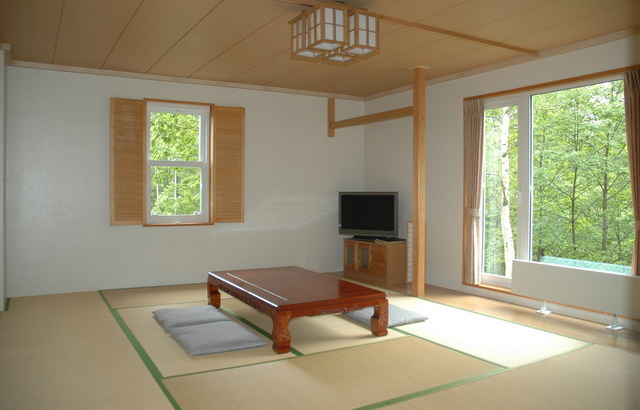 和室(10畳)：畳のお部屋も落ち着きます