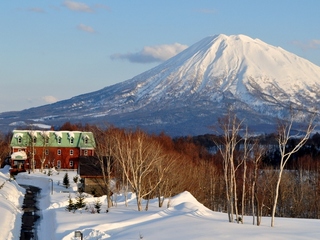 冬の羊蹄山とフリーダムイン