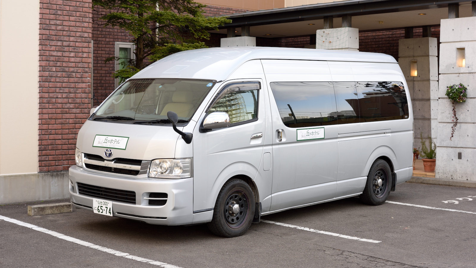丘のホテルの宿泊者専用の送迎車。仙台駅東口まで迎えに来てもらえる