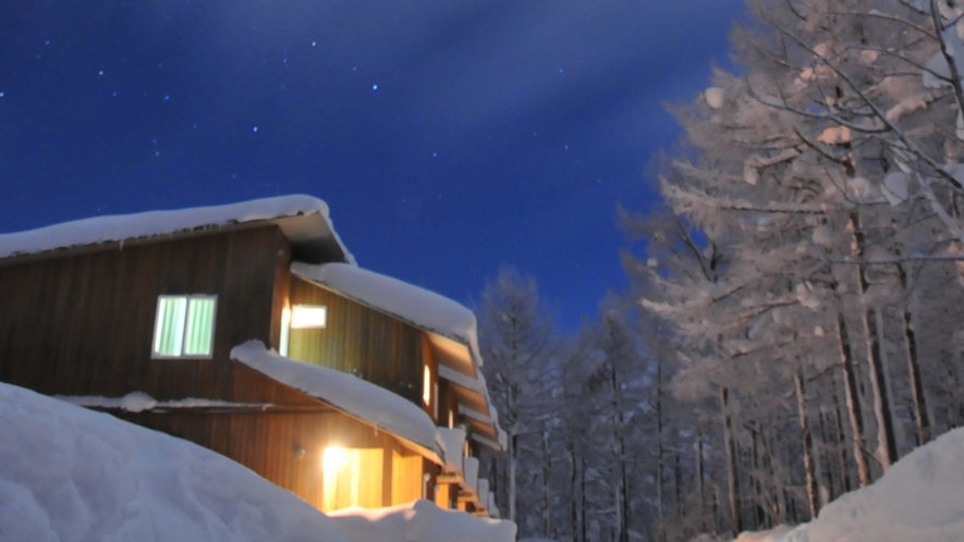 *雪景色に佇むアパートメントロッジ。自由な滞在スタイルで楽しい冬の思い出の旅へ♪