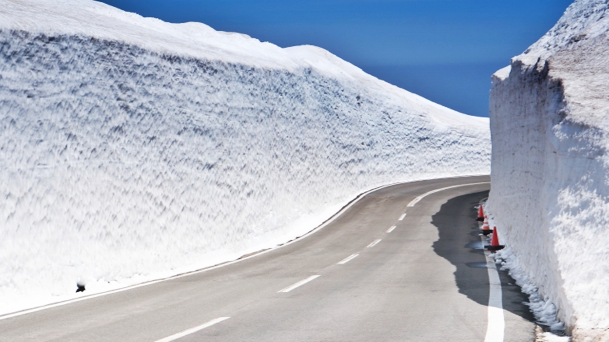*雪の回廊/冬の蔵王エコーラインと言えば雪の回廊。高さ5メートルにもなる白銀の壁