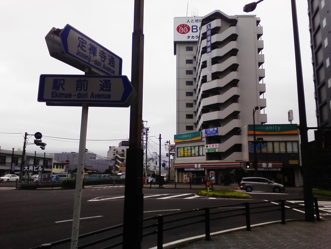 仙台駅前通りと定禅寺通りの角地に当ホテルがあります♪