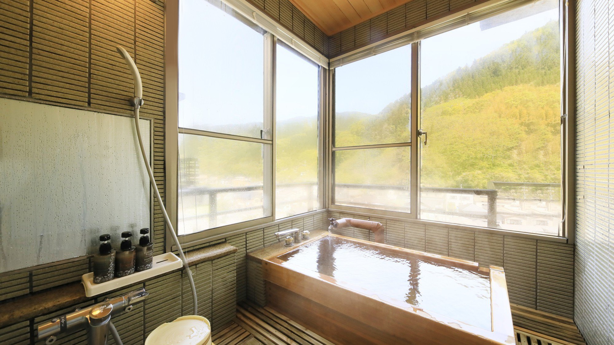 【山側 和室12畳】景色を堪能しながらご入浴をお愉しみください。