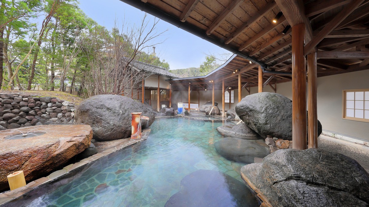 【1階 庭園大露天風呂・桜里の湯】東北地方随一の広さを誇る庭園露天風呂