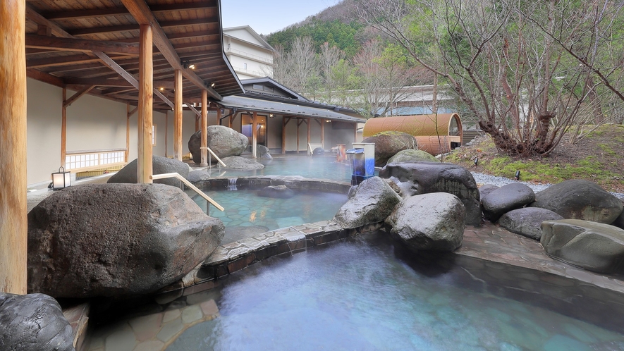 【1階 庭園大露天風呂・桜里の湯】東北地方随一の広さを誇る庭園露天風呂