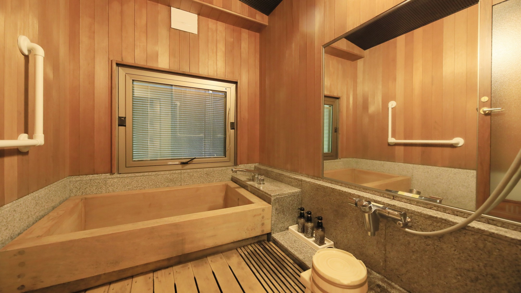 【山側 和洋室】檜の内湯付きで気兼ねなくお風呂をご利用いただけます。