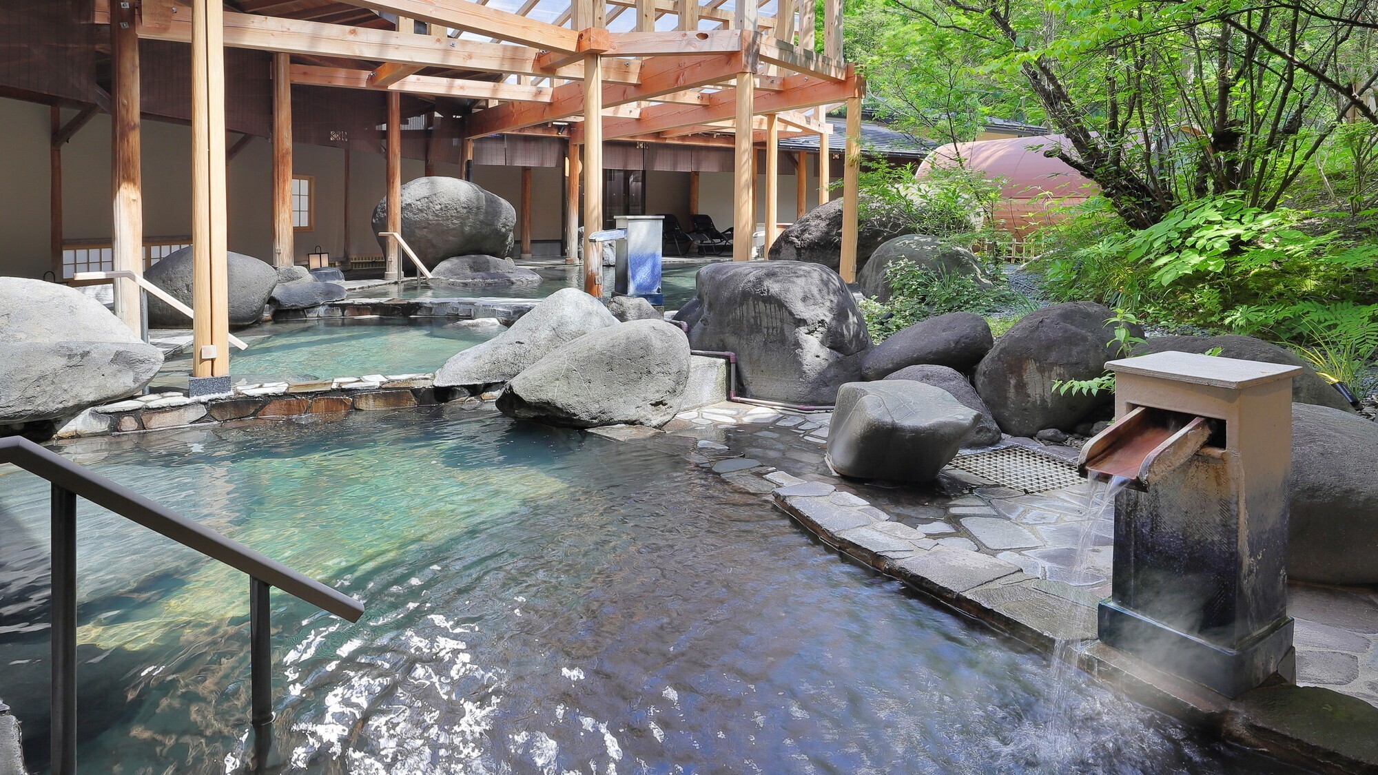 【1階 庭園大露天風呂・さくらの湯】至福のひとときをお過ごしください。