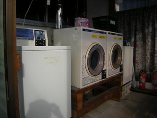 コインランドリー　11月～4月は利用不可能、屋外仮設のため